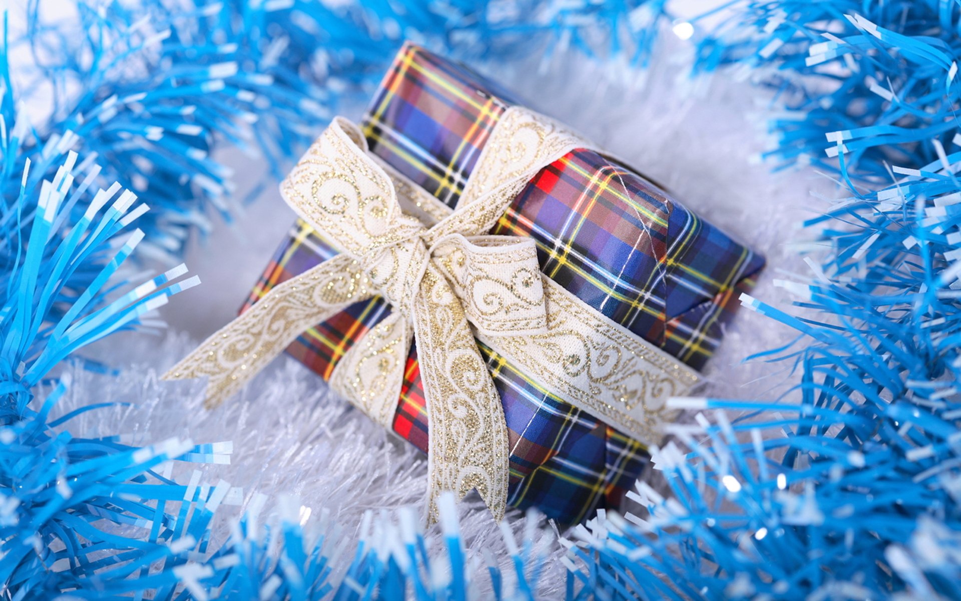 nuovo anno di festa regalo scatola di imballaggio plaid bow ribbon blu blu tinsel macro blu