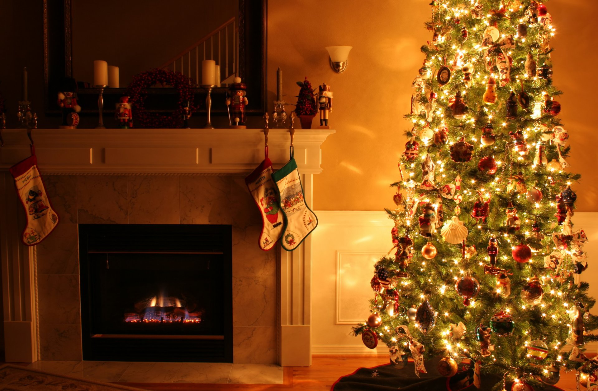 zimmer halbdunkel wandleuchte kamin weihnachtsstiefel kerzen urlaub neujahr weihnachten spielzeug bunt fabelhaft lichter girlande