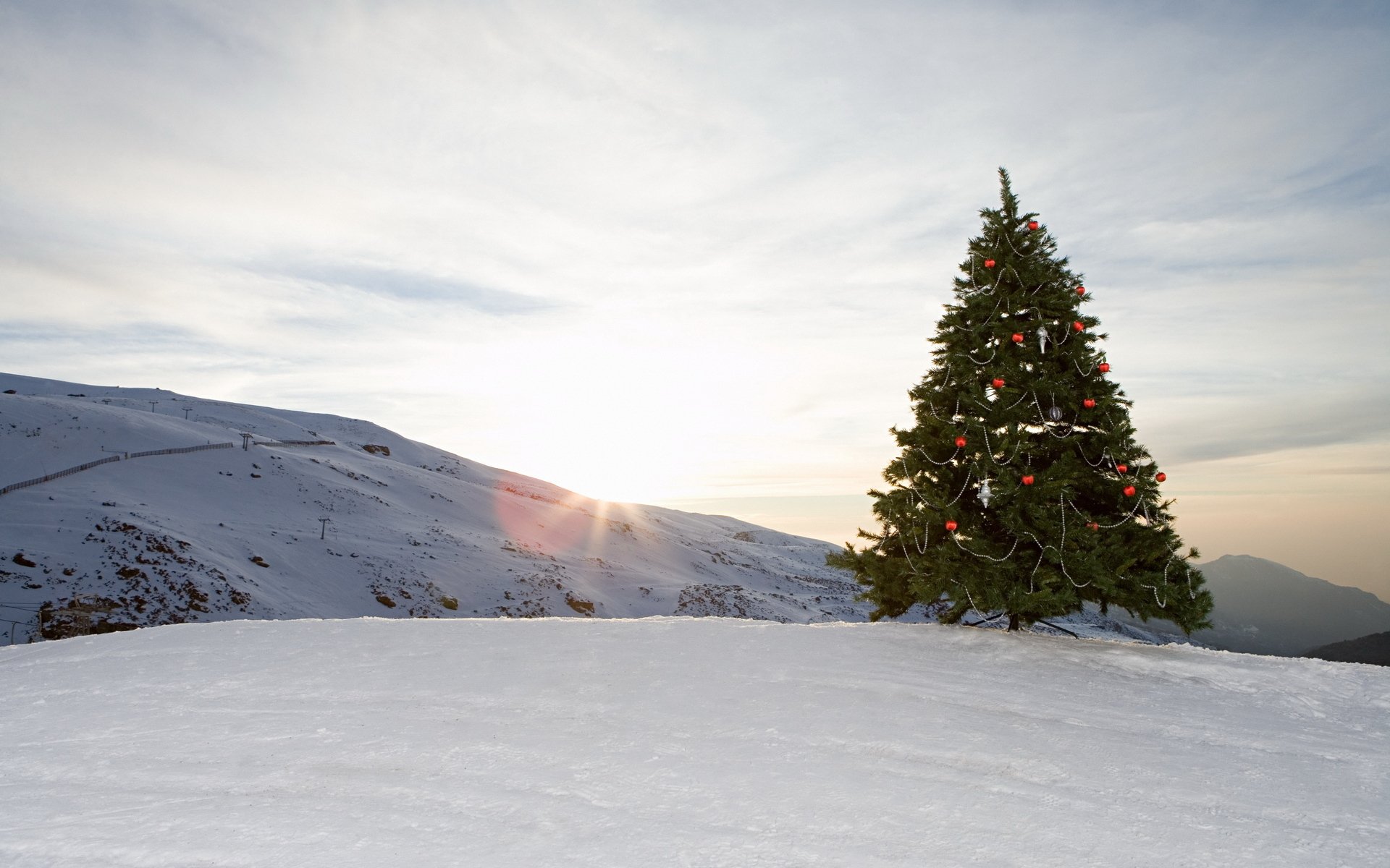 hiver arbre de noël boules jouets décoration montagnes neige ciel nuages