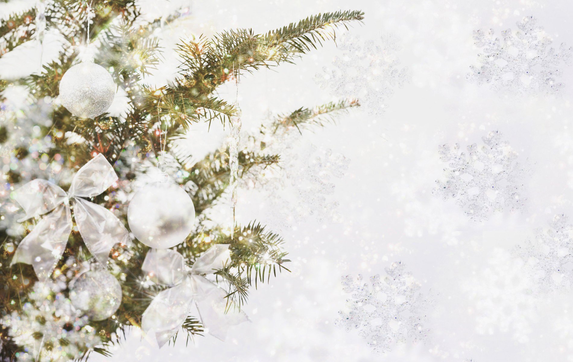 vacanze albero di natale rami aghi tinsel decorazioni arco giocattoli palle paillettes riflessi fiocchi di neve