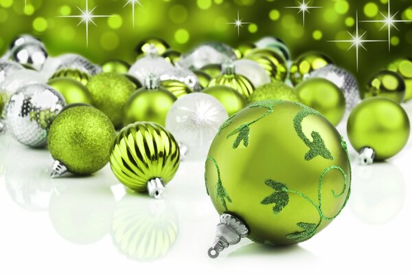 Grüne und silberne Christbaumkugeln