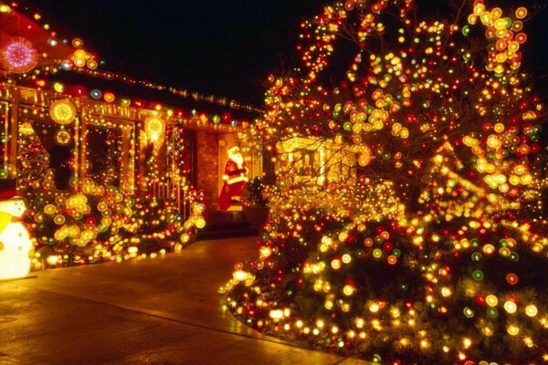 Die Nachtstadt ist mit einem Weihnachtsbaum und Girlanden geschmückt