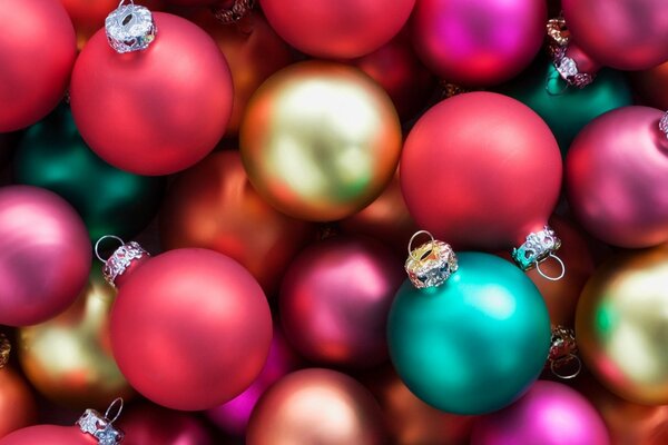 Boules de Noël multicolores sur l arbre de Noël