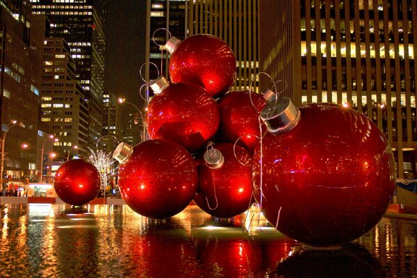 La calle está decorada con enormes bolas rojas de Navidad