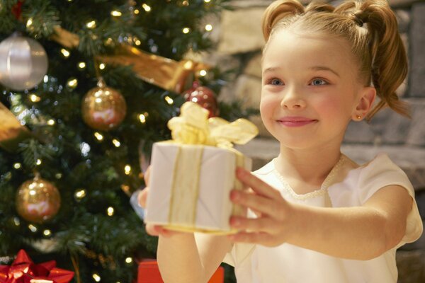 Jeune fille souriante remet un cadeau de Noël