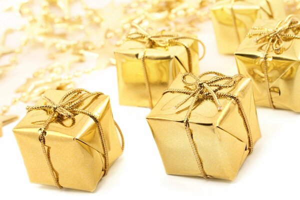 Neujahrsgeschenk in goldenen Schachteln