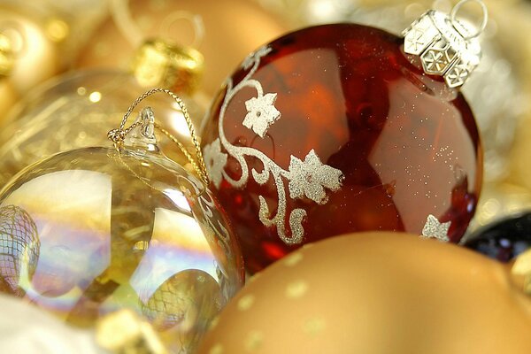 Bolas de Navidad doradas y rojas