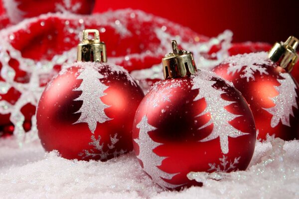 Imágenes de un nuevo año con bolas rojas de Navidad en la nieve