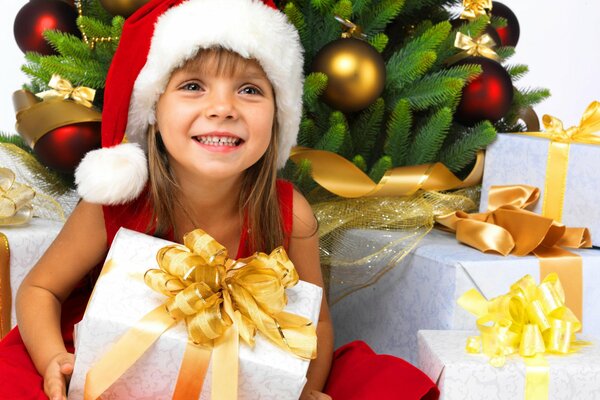 Enfant avec un cadeau pour le nouvel an