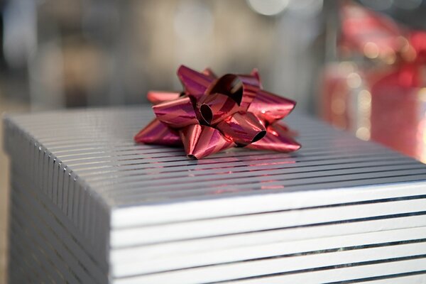 Geschenk in silber gestreifter Verpackung