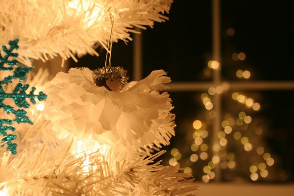 Weihnachtstapete mit silbernem Weihnachtsbaum, Hintergrundbeleuchtung und Bokeh-Kugel