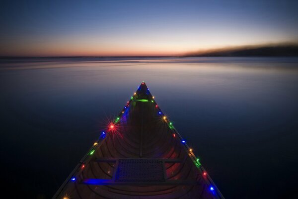 Pintura minimalista de un barco en el río