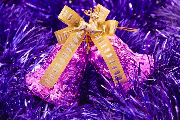 Cloches violettes sur l arbre de Noël