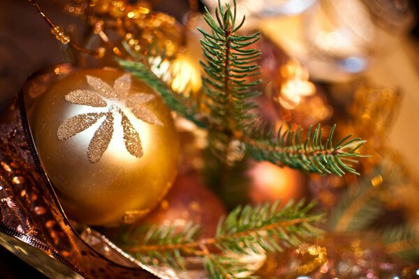 Or boule de Noël à l arbre de Noël