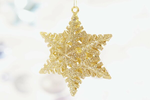 Weihnachtstapete mit original Christbaumschmuck in Form eines Diamantsterns