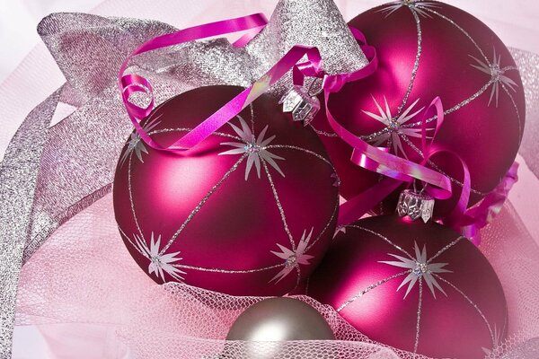 Palline rosa per l albero di Natale in una griglia