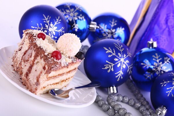 Palline blu e argento vicino alla torta