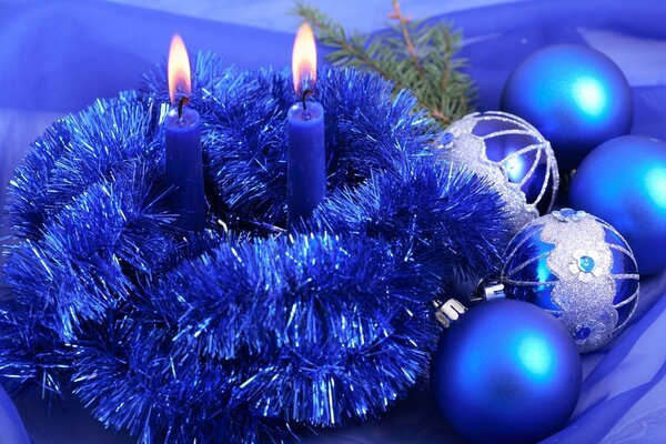 Candele blu in tinsel blu