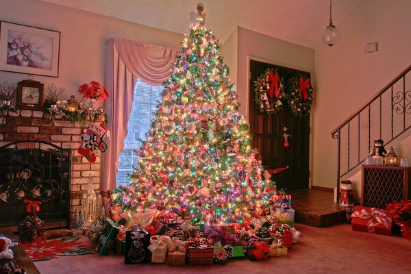 Weihnachtsbaum in der Nähe der Treppe weit weg von der Tür im Haus