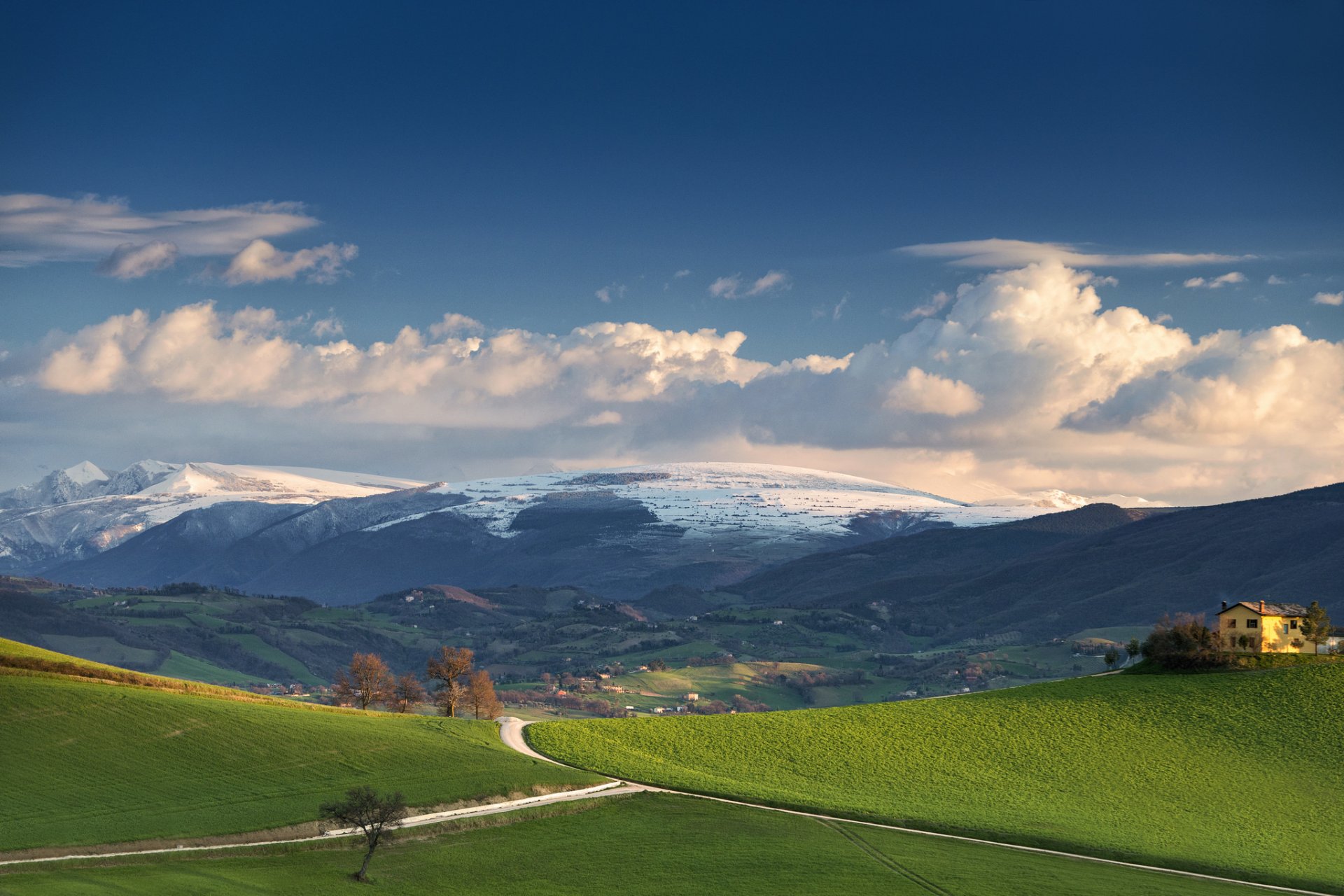 route maison champ ferme montagnes nuages ciel