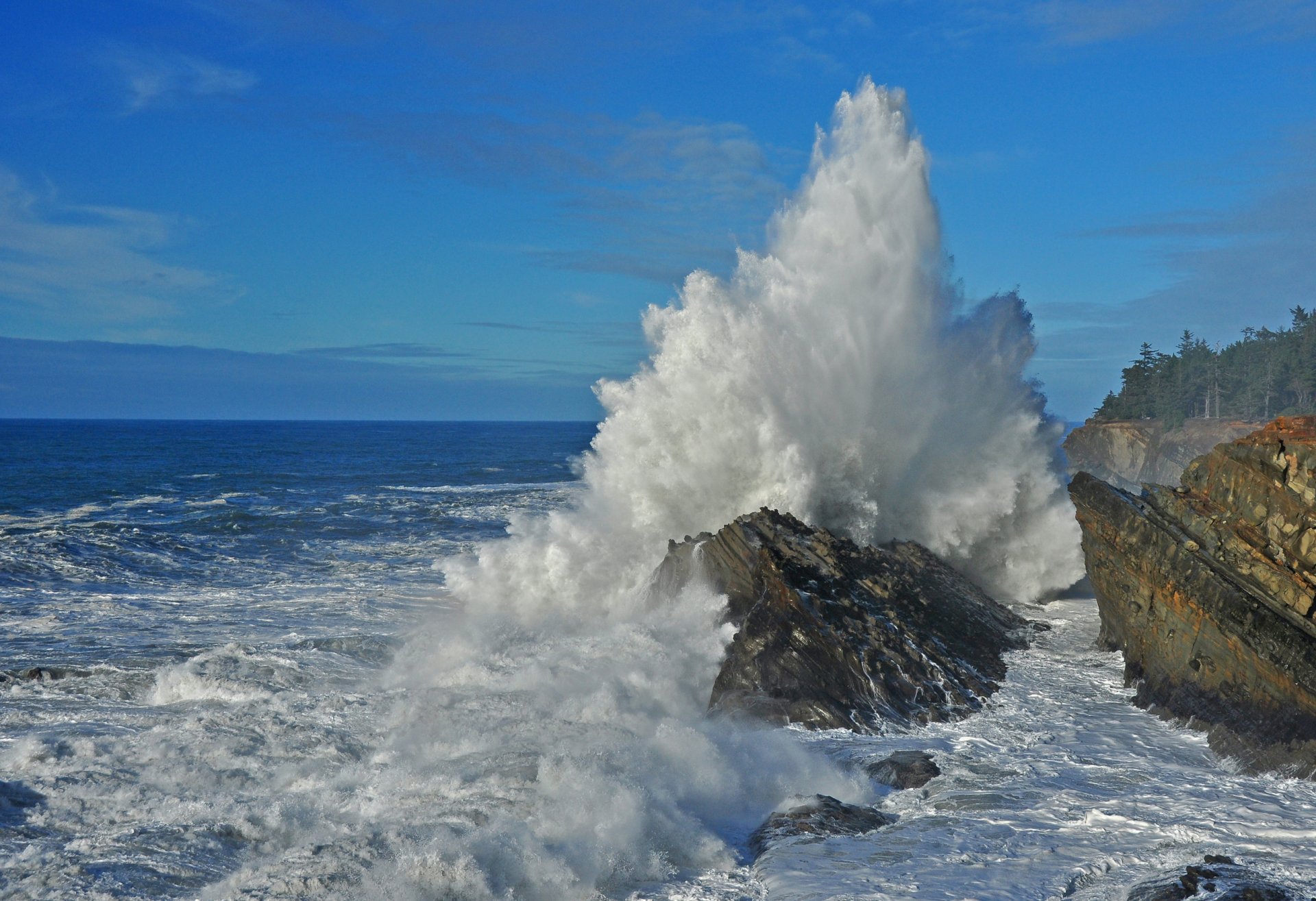 ciel nuages mer tempête roches éclaboussures