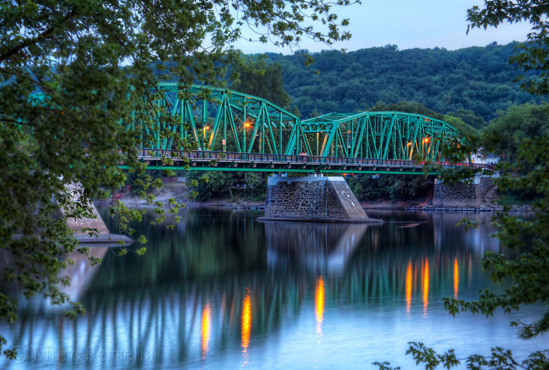 nouvelle-zélande pont rivière forêt arbres soirée lumières prop réflexion