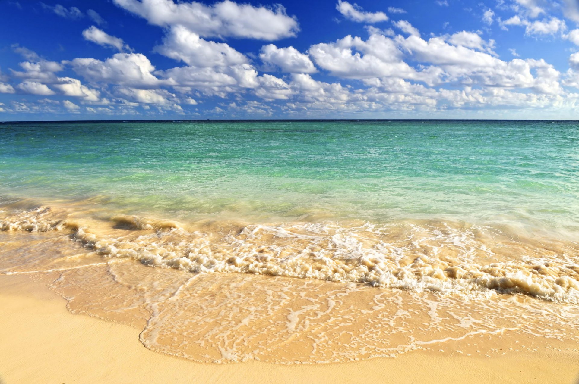 océan plage sable vagues ciel nuages