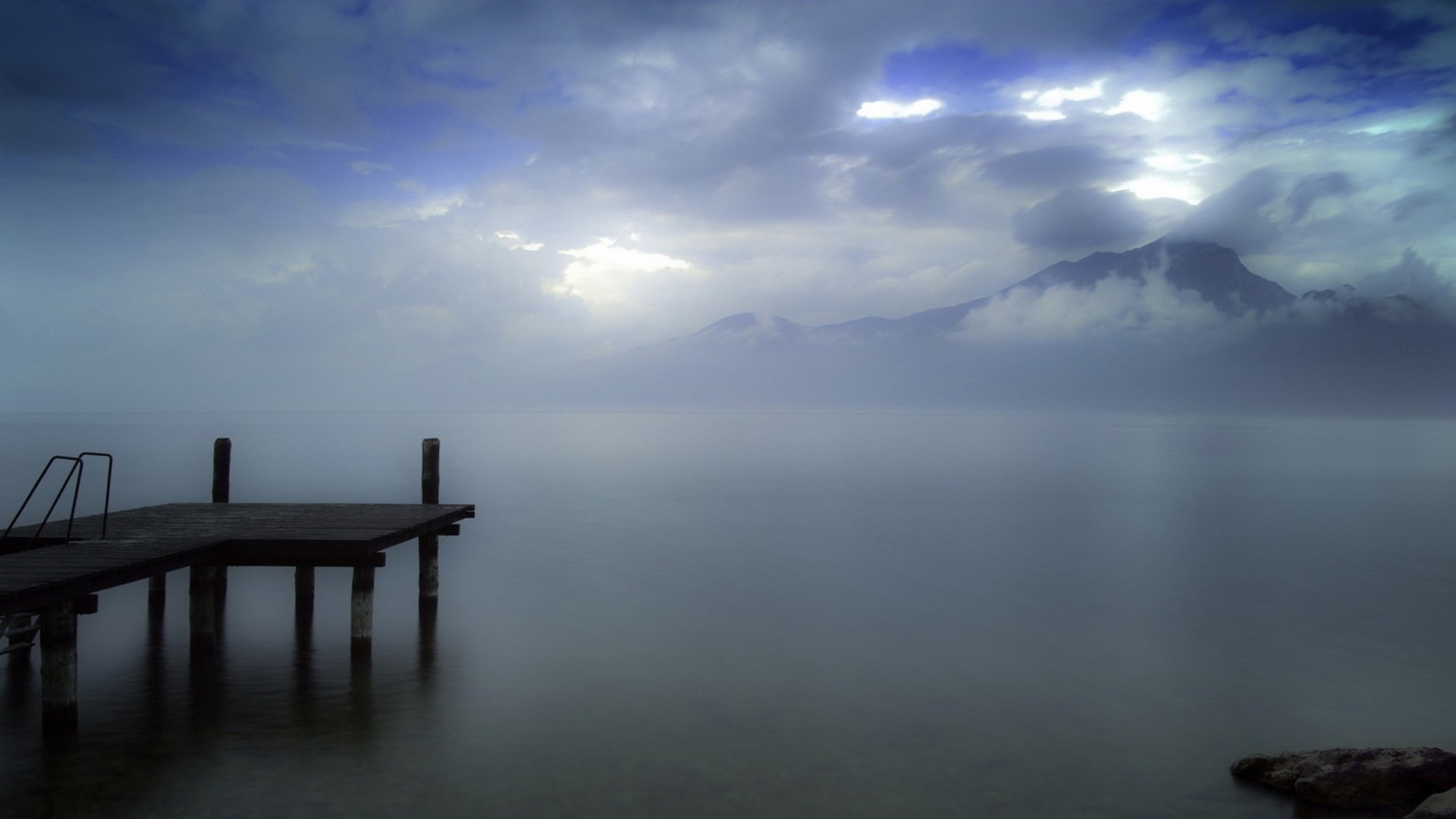 lago molo cielo nuvole montagne