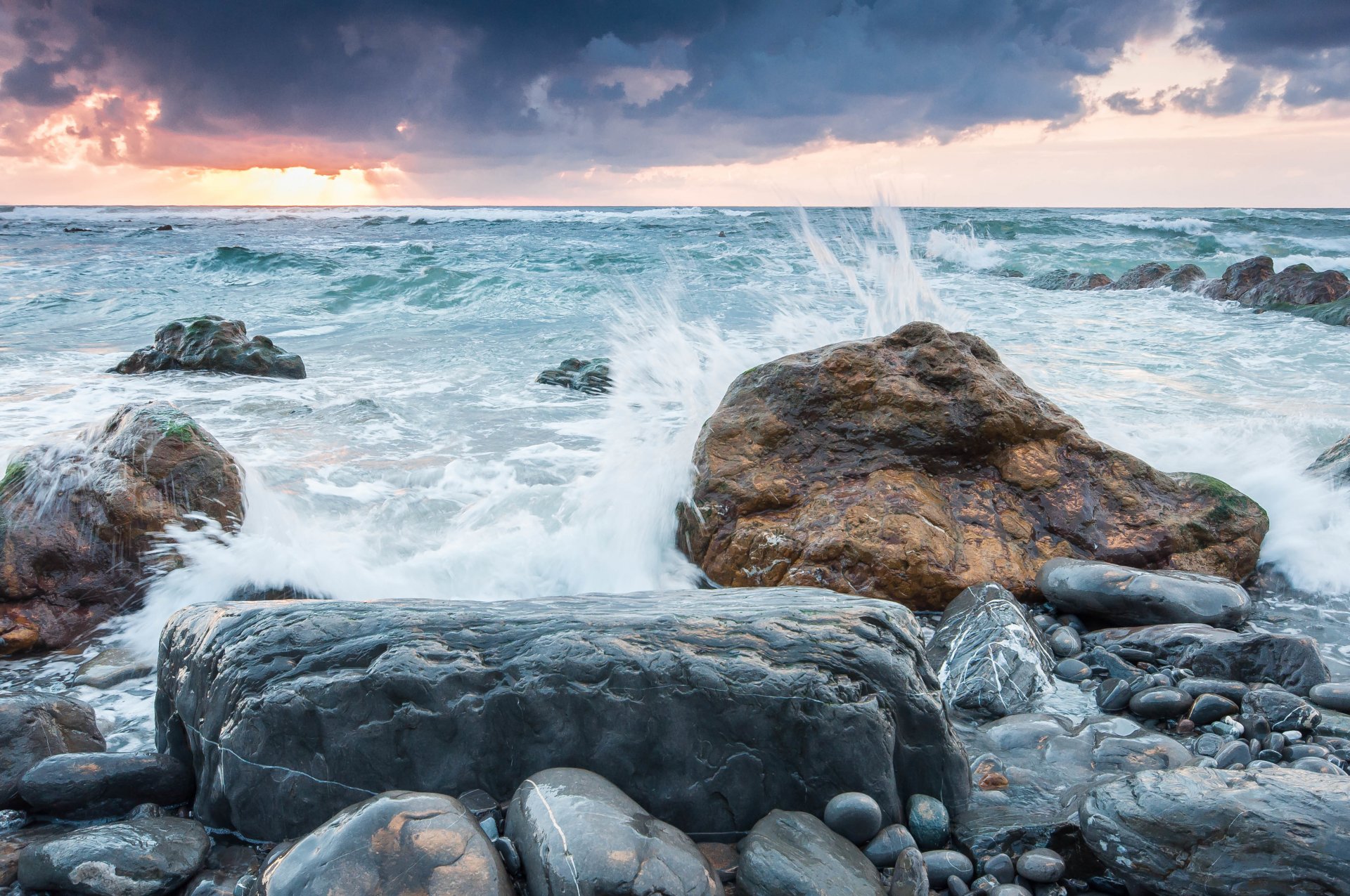 ciel nuages vent tempête coucher de soleil mer côte pierres nature éclaboussures