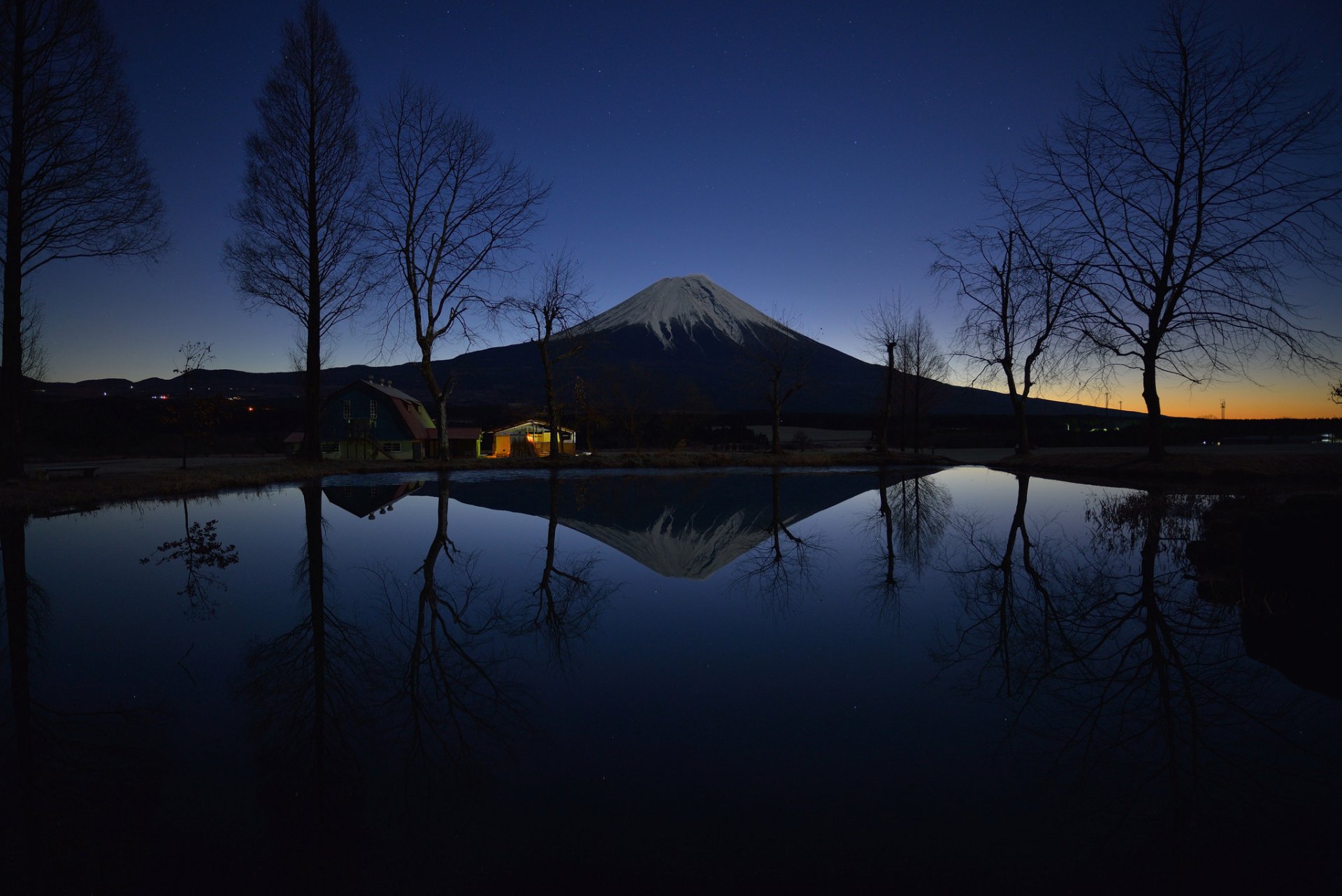 japon mont fujiyama soirée lumières lac arbres maison