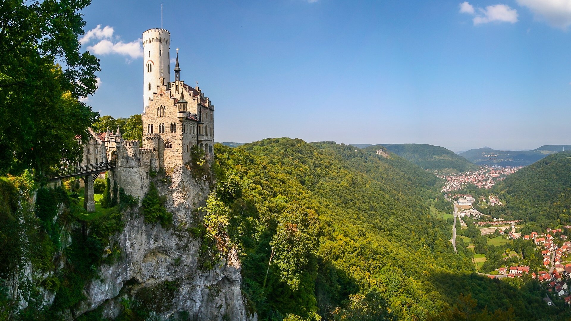 castillo de liechtenstein württemberg baden-württemberg alemania castillo de liechtenstein württemberg baden-württemberg castillo roca montaña valle panorama