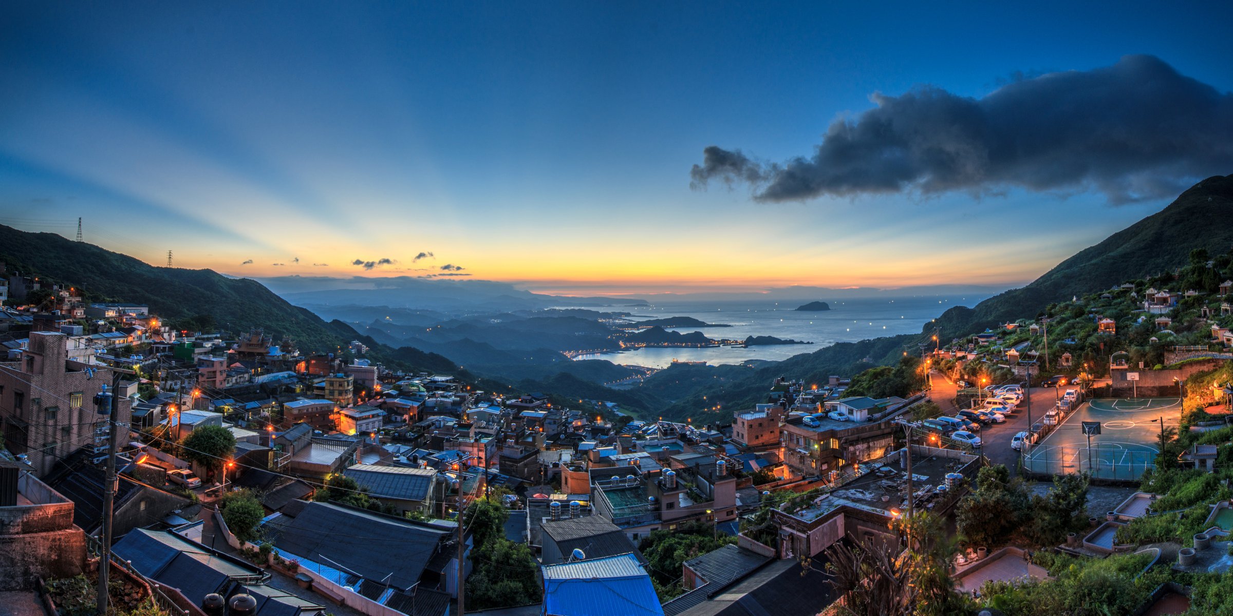 ciel nuages coucher de soleil mer ville maisons lumières