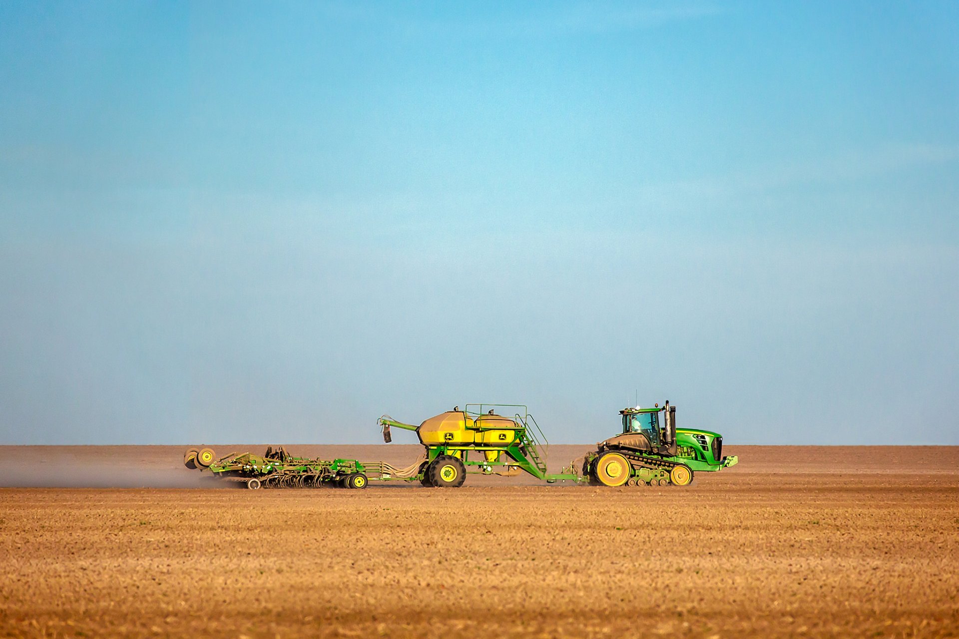 traktor staub felder bauernhof ernte himmel