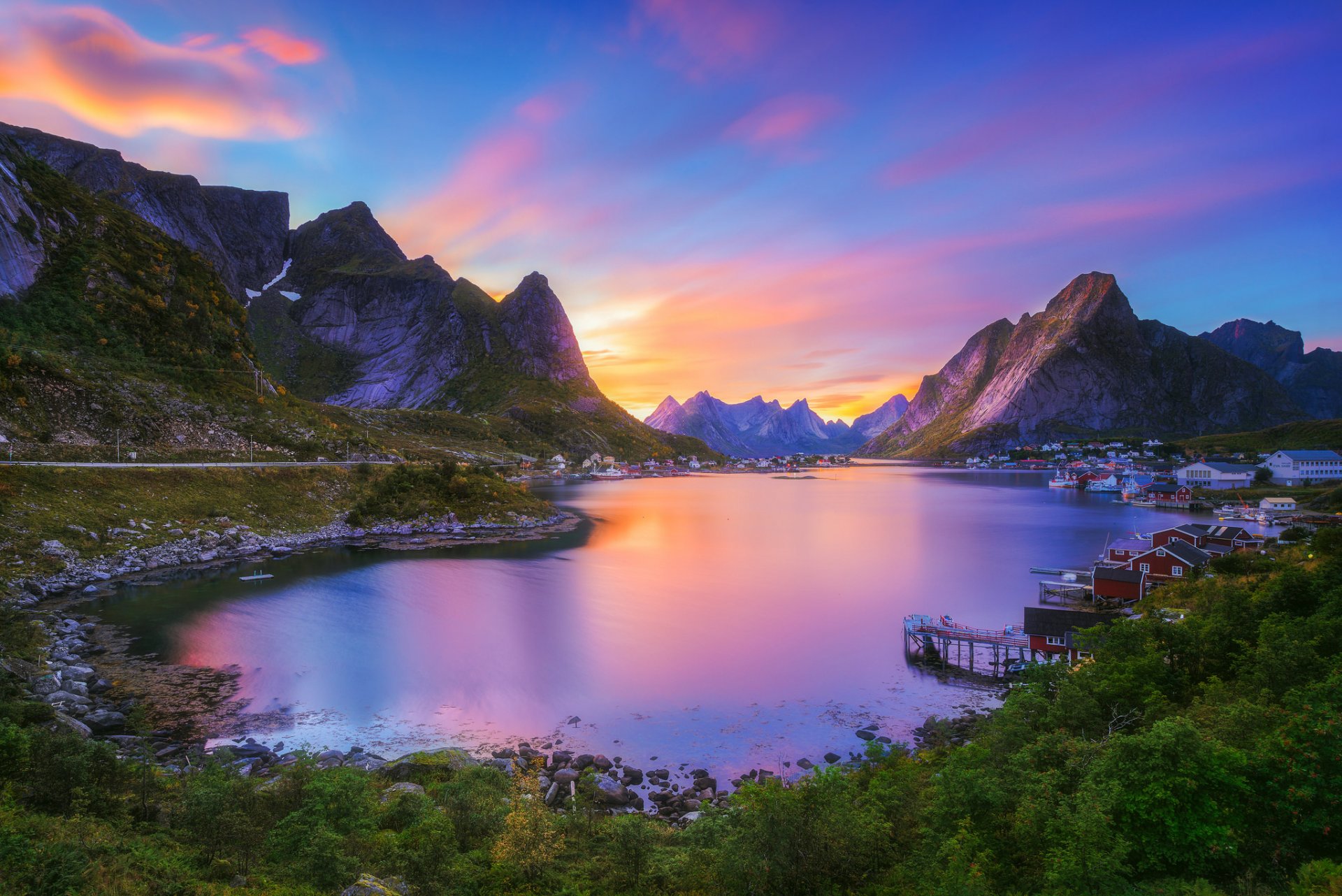 reine nordland archipelag lofotów gravdalsbukta norwegia reine nordland lofoty zatoka gravdal wieś zatoka zatoka góry zachód słońca