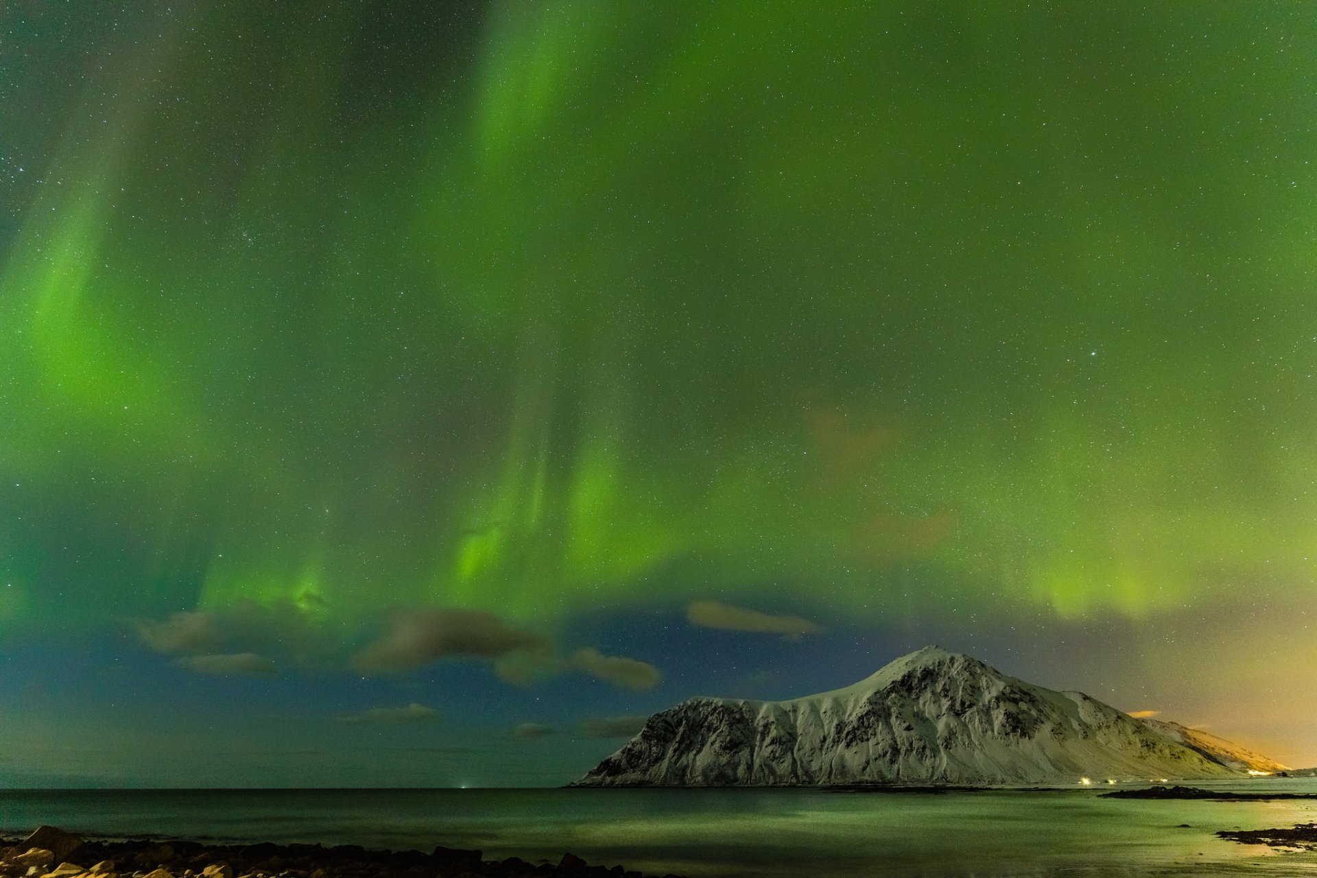 islandia zorza polarna góry morze noc gwiazdy