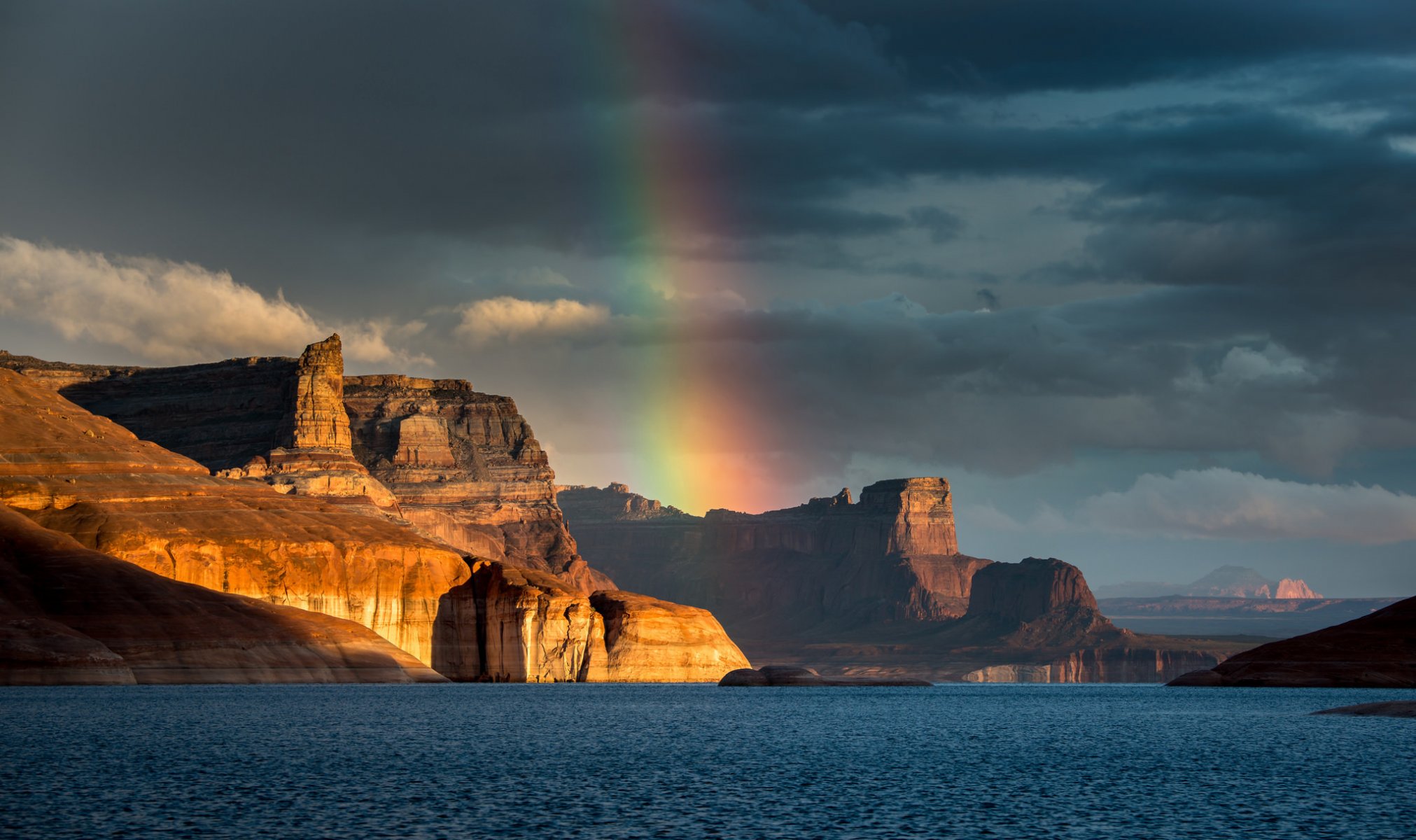 padre bay lac powell arizona réservoir powell montagnes lac arc-en-ciel