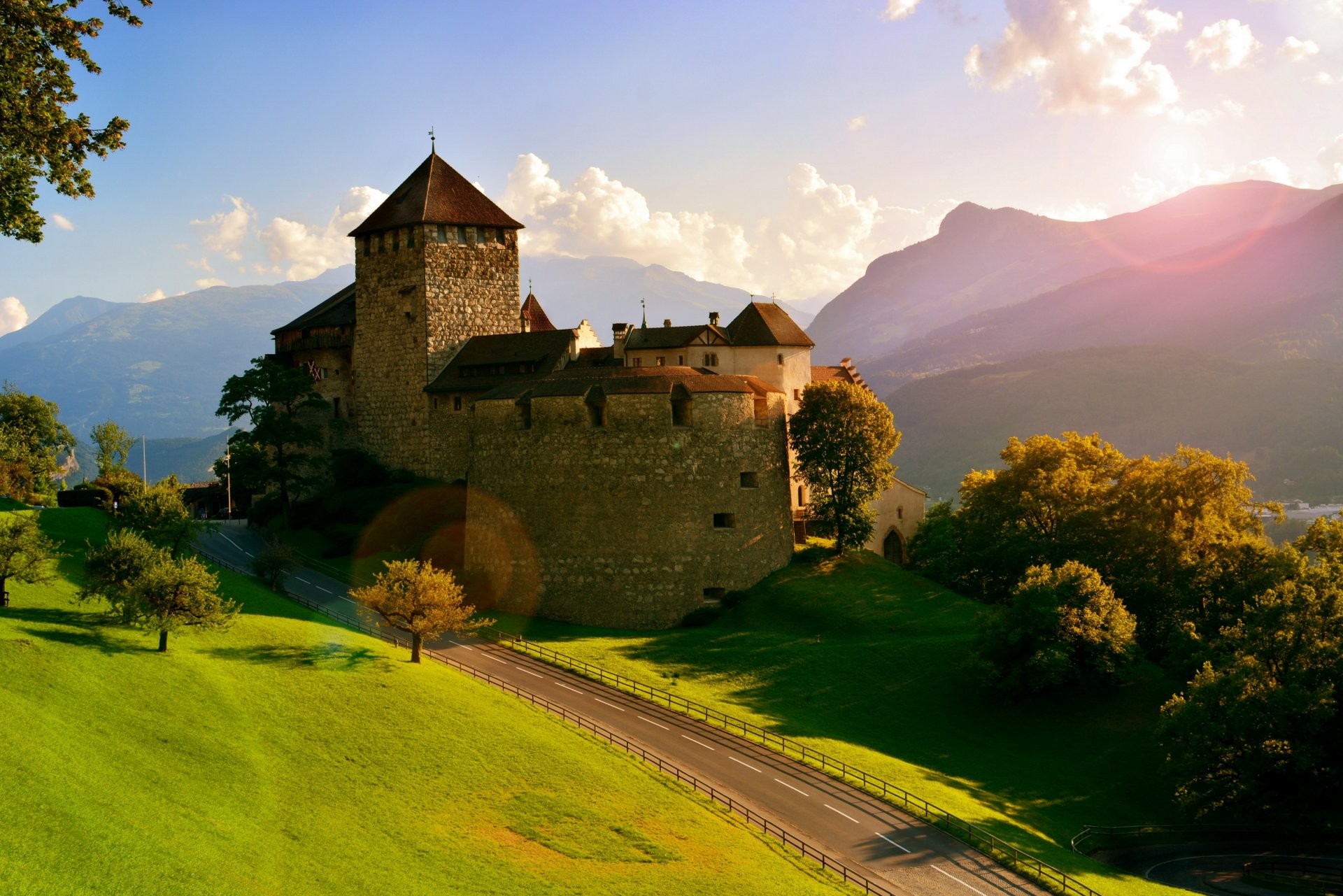 castillo de vaduz vaduz liechtenstein alpes castillo carretera montañas árboles