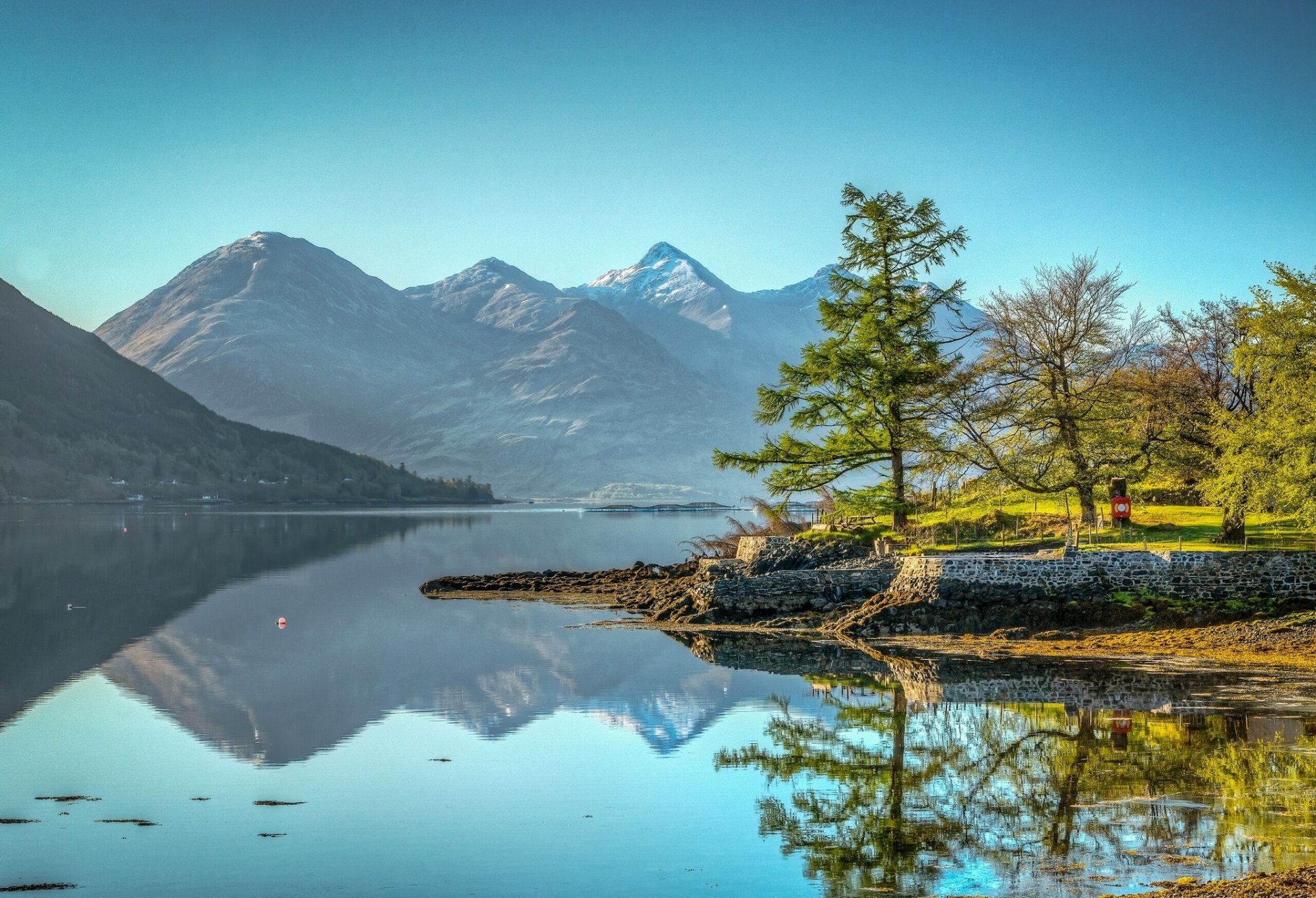 pięć sióstr kintail kintail loch duich szkocja pięć sióstr kintail góry jezioro odbicie drzewa