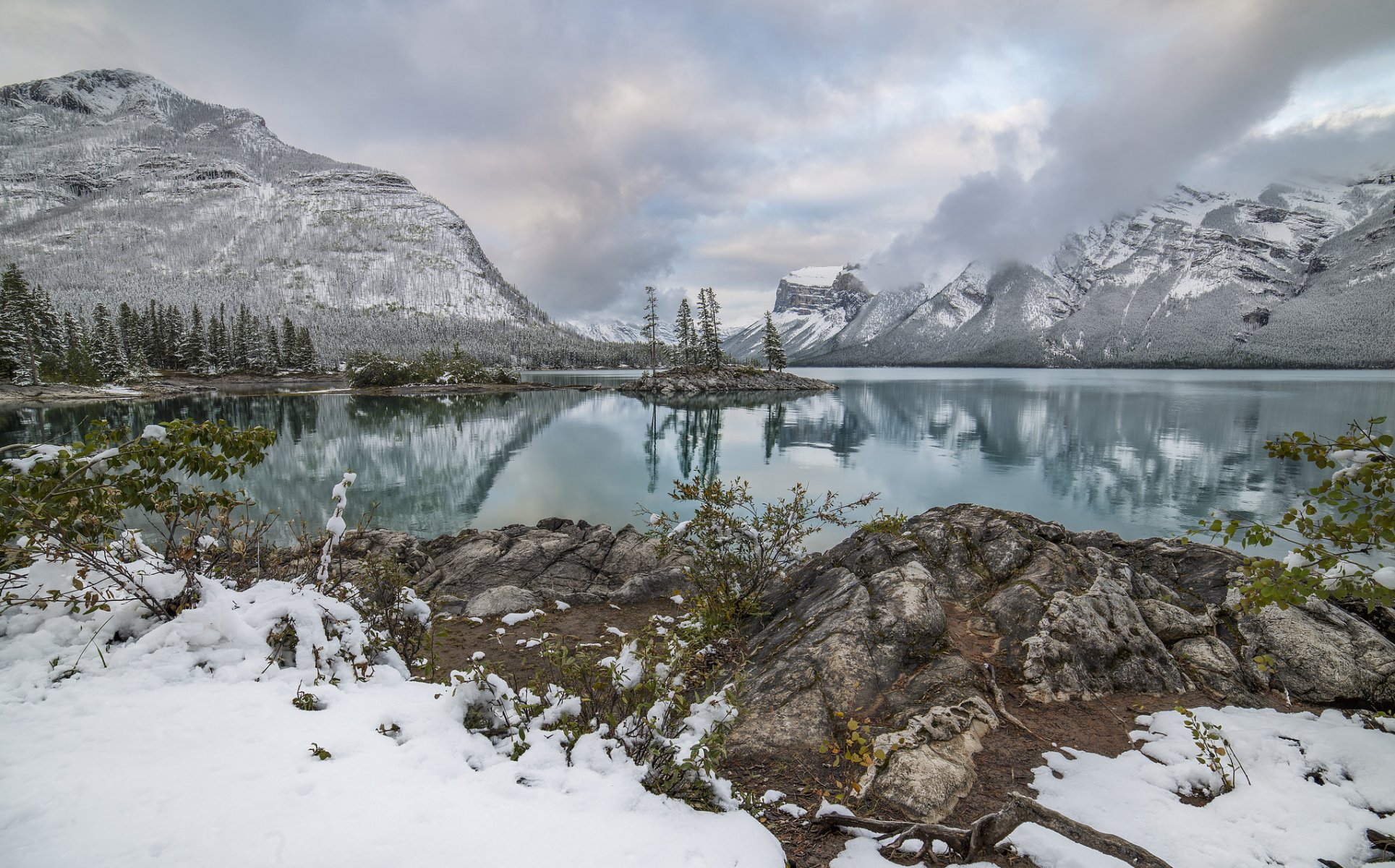 minnewanka canadian rockies park narodowy banff alberta kanada jezioro minnewanka banff canadian rockies jezioro góry odbicie