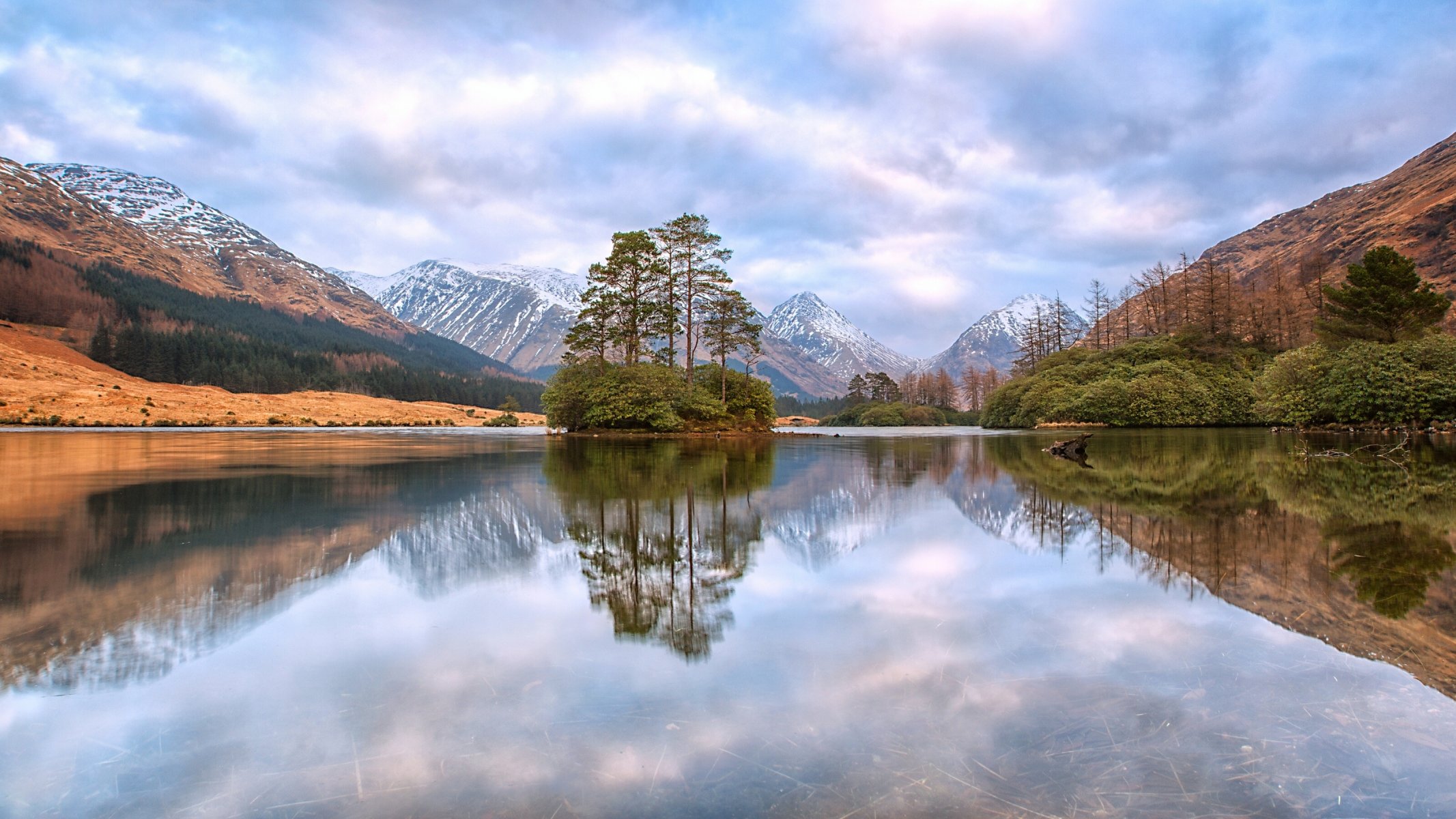 lochan urr szkockie wyżyny glen etive szkocja jezioro lohan urr północno-szkockie wyżyny dolina glen etive jezioro góry wysepka odbicie drzewa