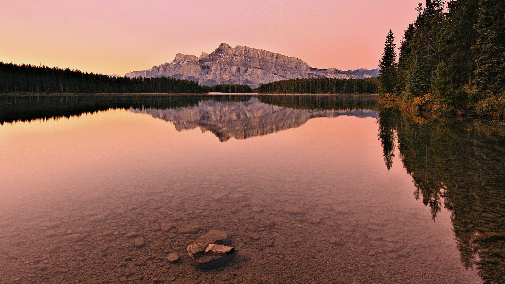 monte rundle dos jack lake parque nacional banff alberta canadá banff lago fondo reflexión montañas bosque