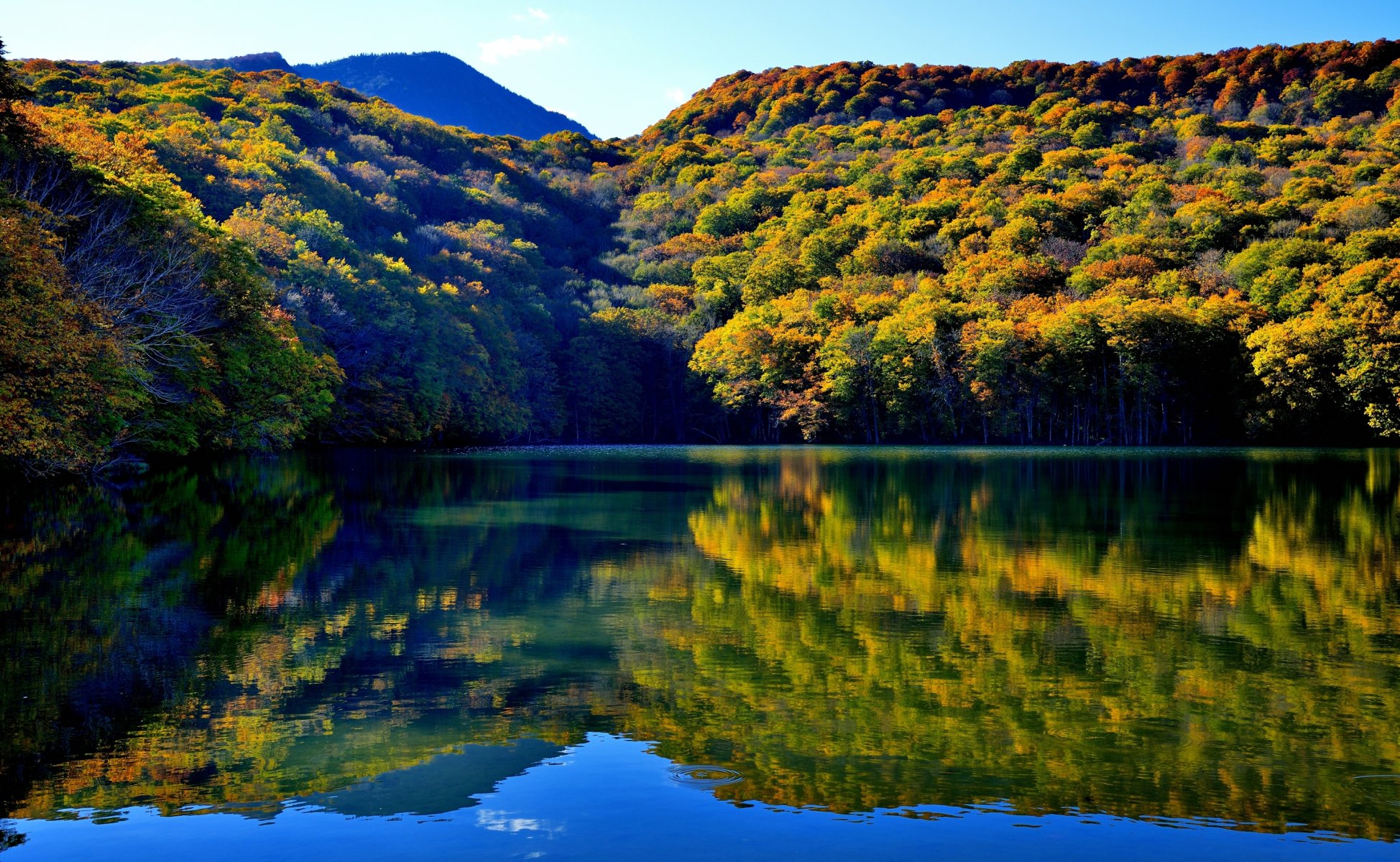 tsuta numa towada prefectura de aomori japón lago montaña bosque agua reflexión