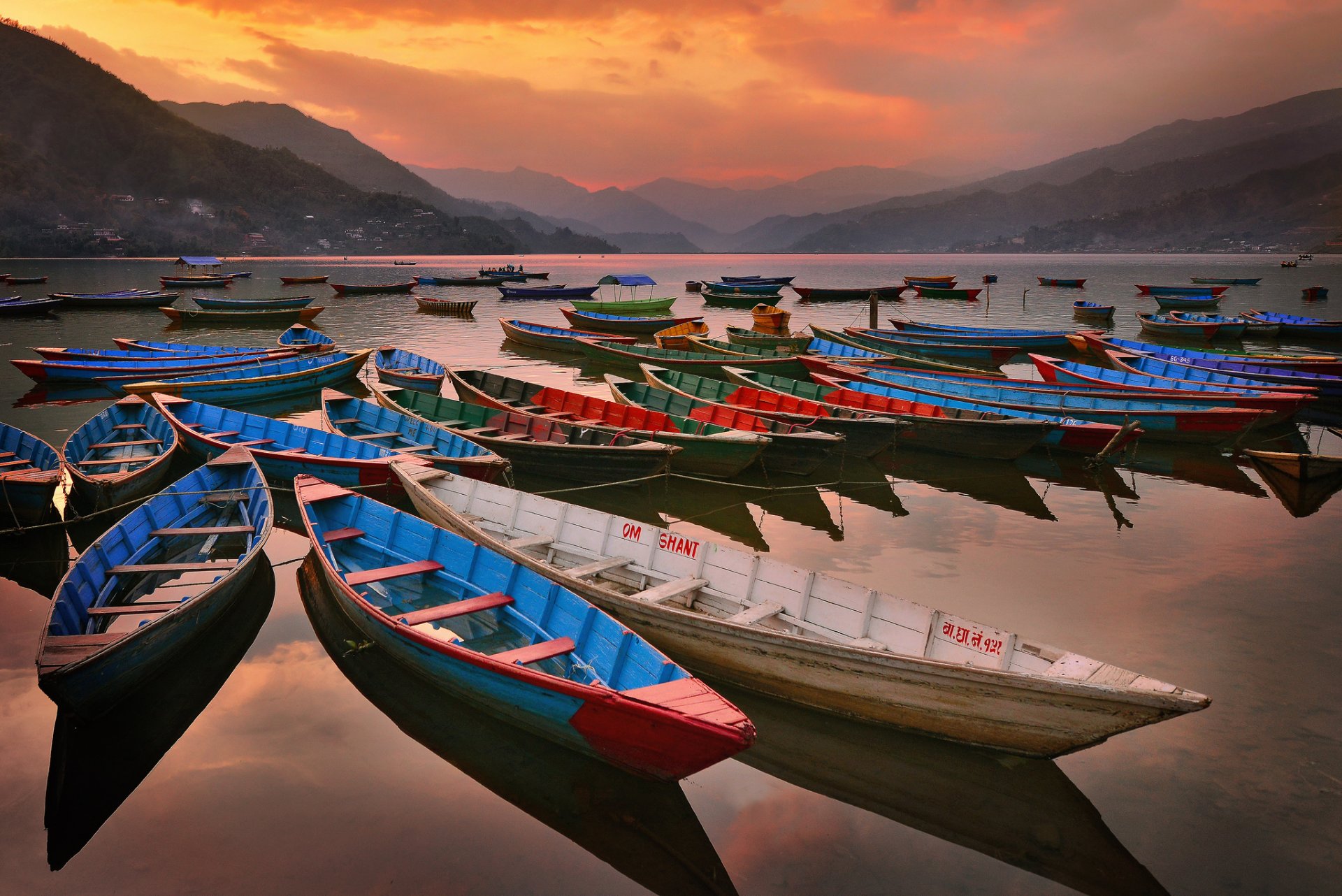 cielo noche montañas lago barcos