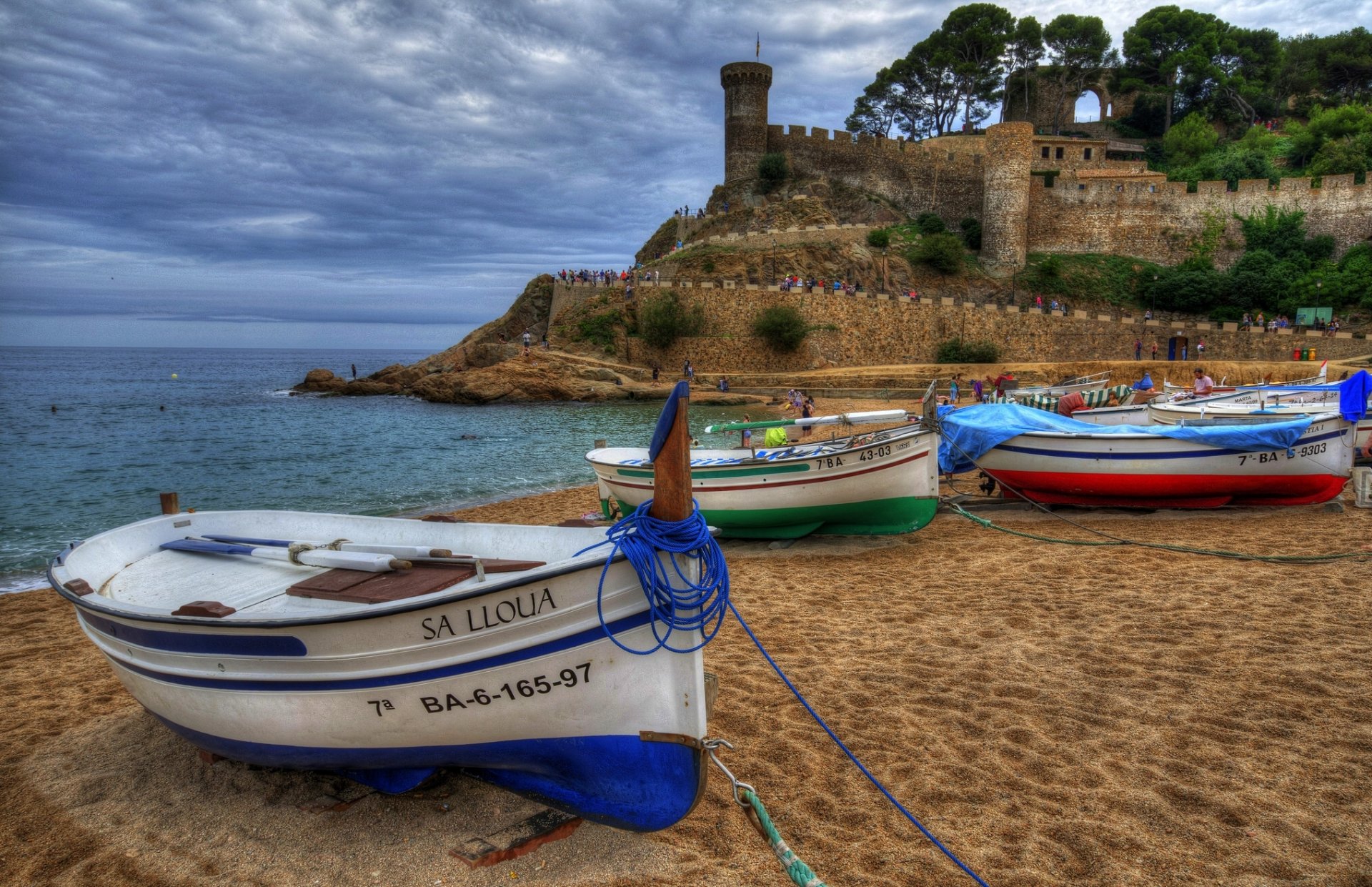 tossa de mar gerona cataluña españa costa brava vila vella mar balear tossa de mar vila vella mar balear fortaleza mar costa barcos playa arena