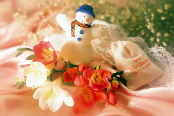 Bonhomme de neige avec des fleurs pour le nouvel an