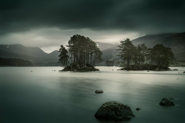 Lago Ossian en Escocia