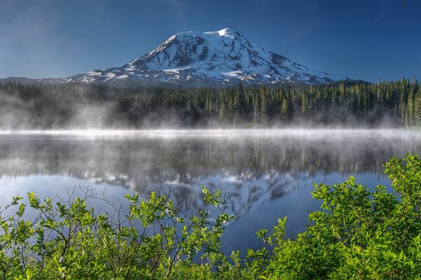 Mount Adams in der Nähe eines Sees in Washington