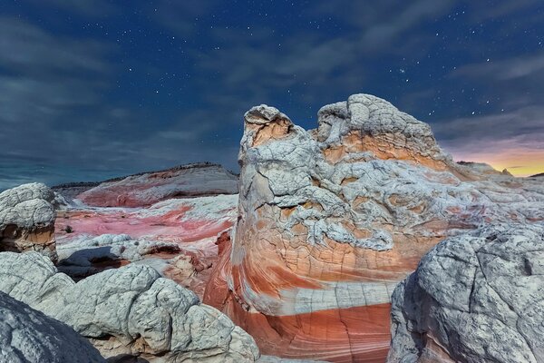 Monumento nacional bajo el cielo estrellado