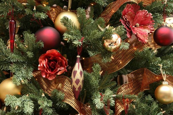 Árbol de Navidad decorado con juguetes