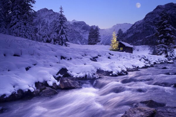 Río de año nuevo por la noche en invierno